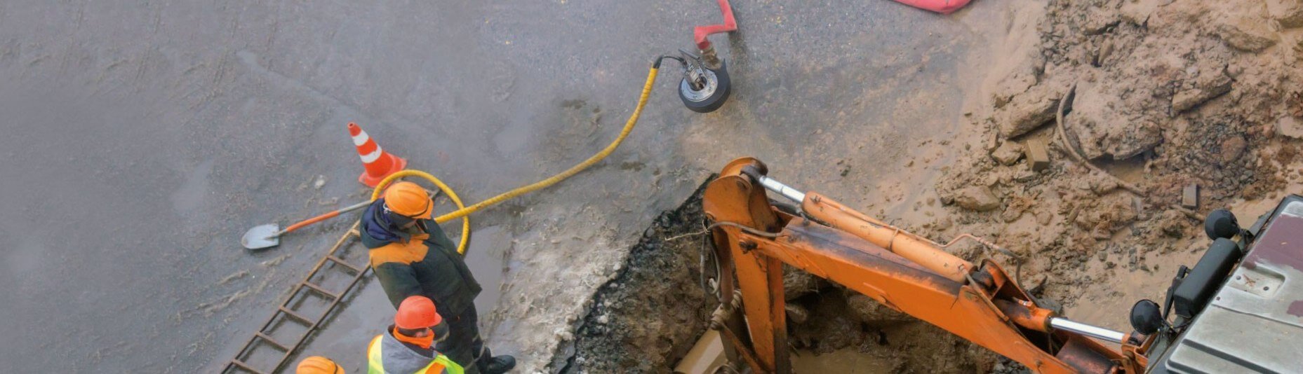 Процес відкачування води з приямка гідравлічною помпою